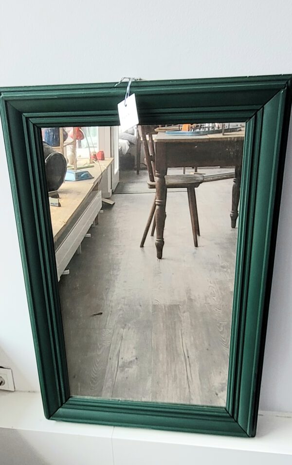 Dunkelgrüner Spiegel